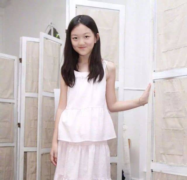 13岁李嫣近照又变美了,美国手术后嘴巴很完美,身材高挑气质好
