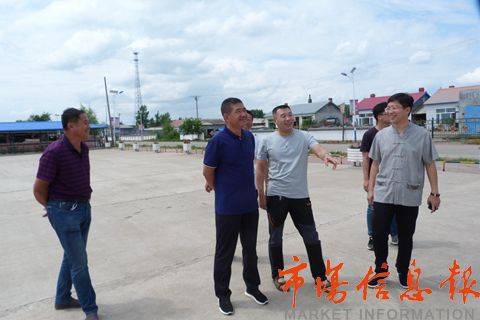 杨开利一行现场查看了村委会卫生改厕,危房改造,休闲