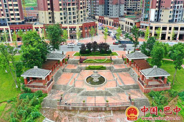 巴中兴文滨河公园:绿草如茵美景如画