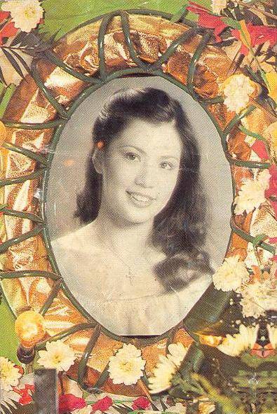 三十多年前翁美玲的葬礼上，三百多人到灵堂致祭，契妈哭成泪人