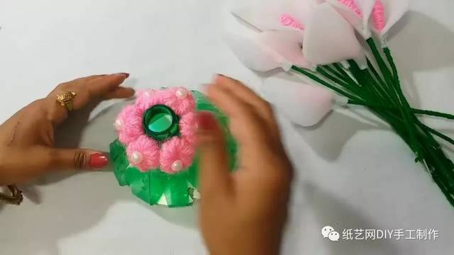 变废为宝 | 把塑料瓶改造成花瓶,就连鲜花也能 diy 出来 (俯教程)