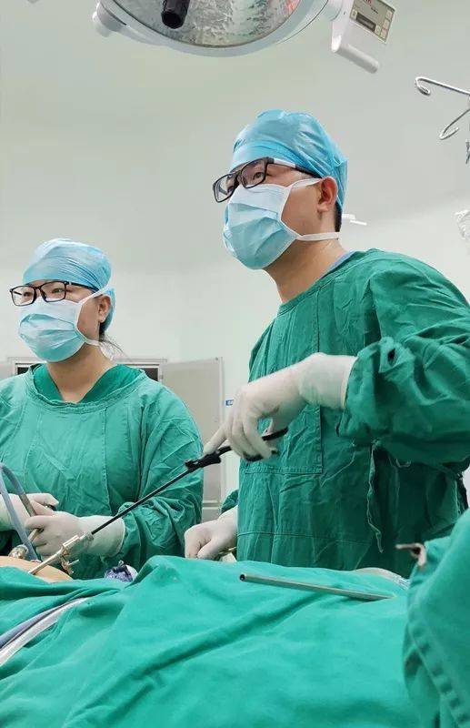 是一粒枣核,并已刺穿了小肠,引起周围组织化脓发炎