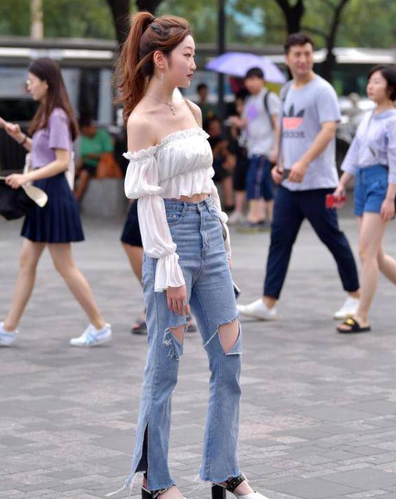 街拍闭月羞花的美女一件一字肩上衣配漏洞牛仔裤时尚清新美