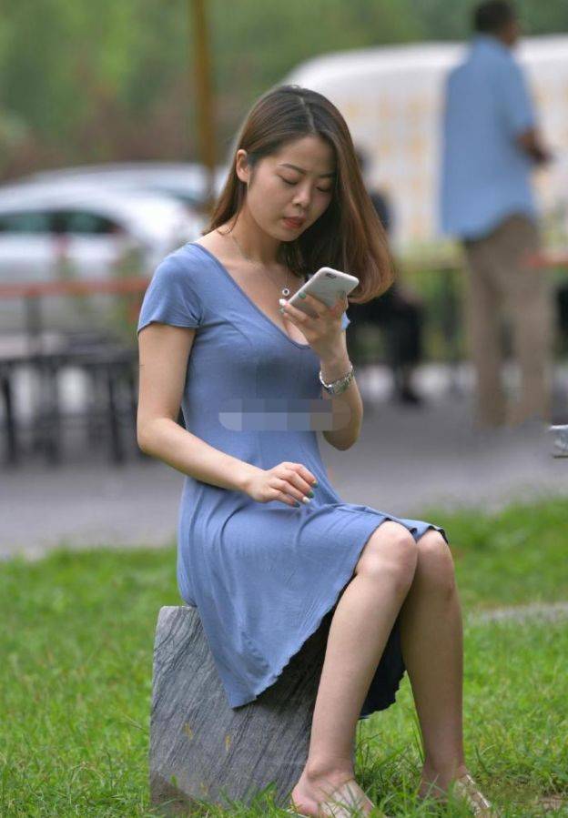 街拍美女:公园风那么大,小姐姐还是别穿裙子了