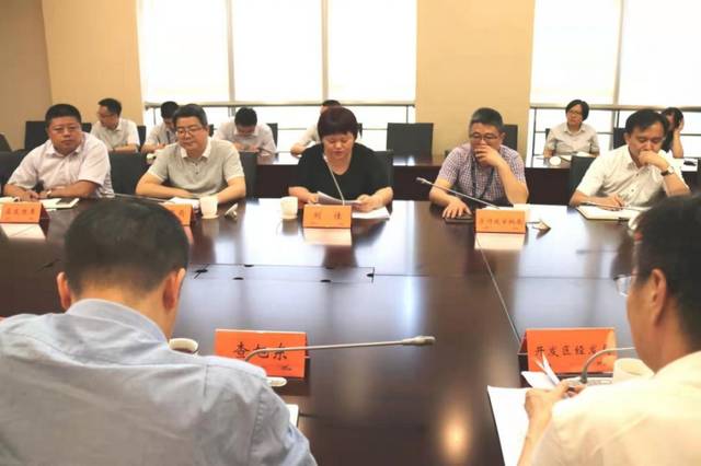 吴江区行政审批局局长孙曙东提出由区行政审批局牵头,会同开发区行政