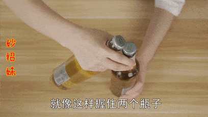 我们可以利用热胀冷缩的原理,把啤酒瓶盖.