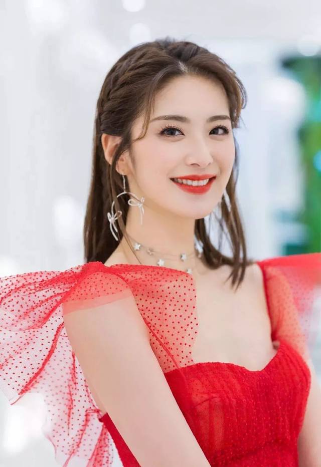 女明星的脸也是在不断变化中,越精致越上镜,女主持人其实为了上位也是