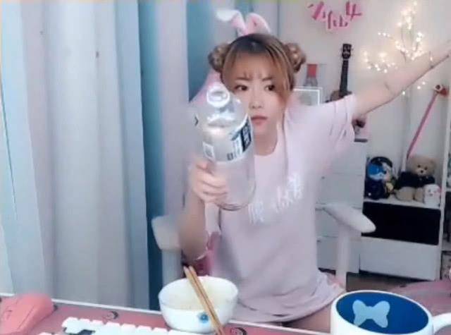 腐团儿新挑战胸口开瓶盖,周淑怡觉得没有挑战性,网友