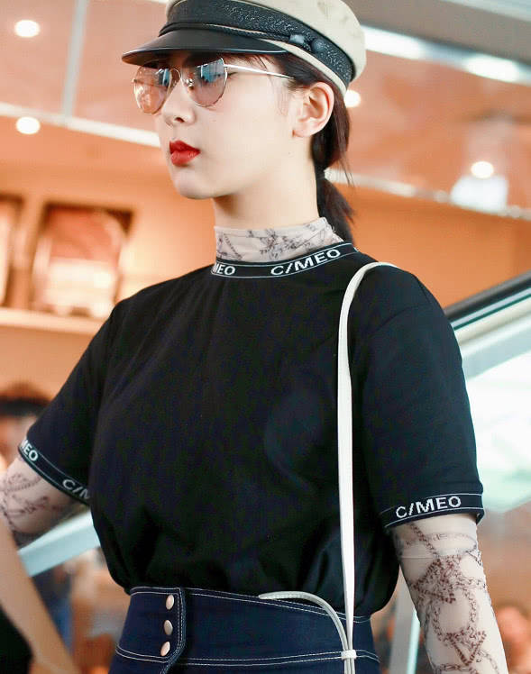 原创杨紫一身黑色造型现身,这个夏天,成名副其实的"收视女王"!