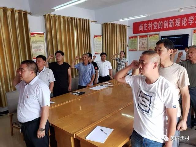 镇党委书记杨娟全程参与了尚庄村党员活动日活动