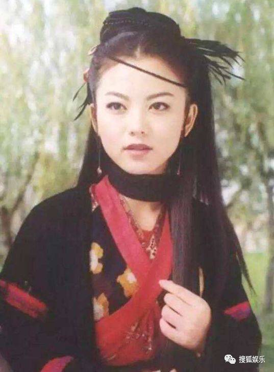 过《四大名捕》里的五毒教教主独孤霸之女独孤伊人,古装扮相也很好看↓那时候的李湘怎么也没想到,后来自己