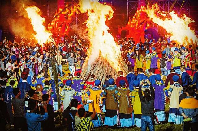 火把节不仅仅只是彝族的传统佳节,作为西南民族民俗文化的地域性