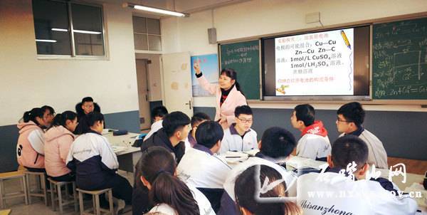 "在百度石嘴山市第三中学贴吧上,经常会有同学发帖夸赞教师马翠玲.