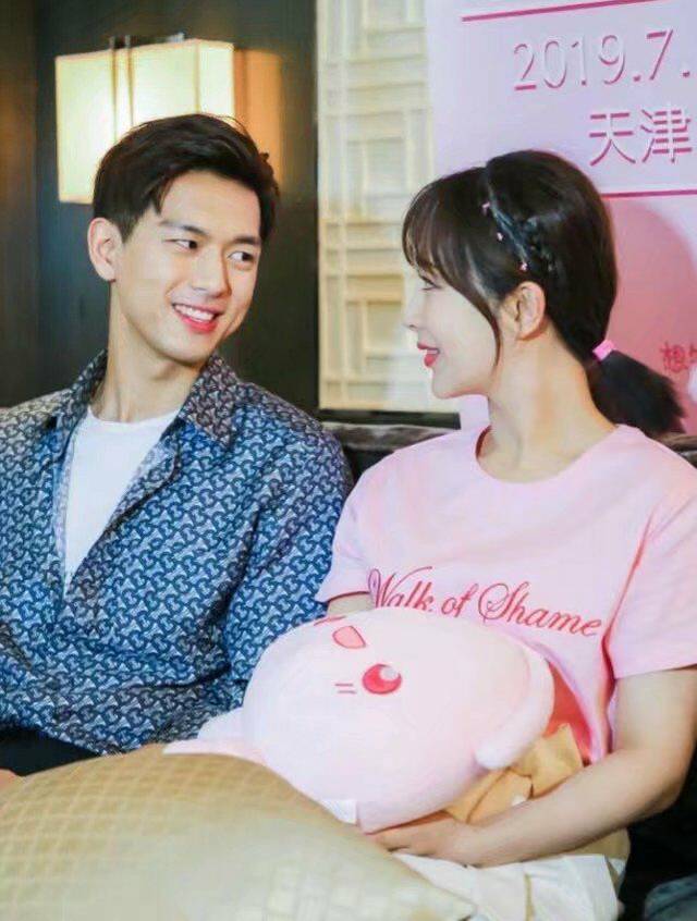 李现杨紫戏外同框,李现终于摆脱黑色上衣,杨紫却还是佟年造型!