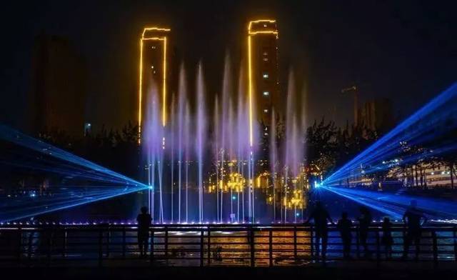 万达广场音乐喷泉,吸引了市民的目光,成为菏泽夜景中又一处网红看点!