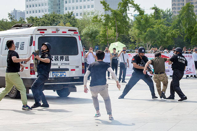 河南安阳:运钞车守卫押运防抢预案演练,保安队员抓获五名"歹徒"
