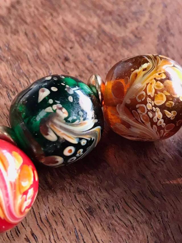 尺寸:各色点彩老琉璃珠共11粒,横径:1.95厘米;对孔距:1.
