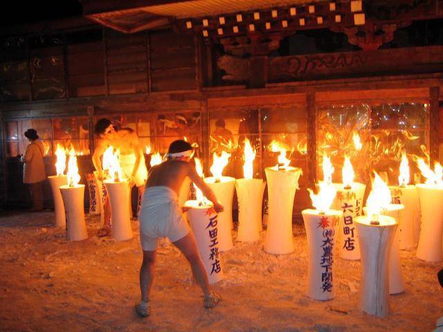 日本传统"会阳节:男人全身只穿缠腰带,互摸还会有好运?