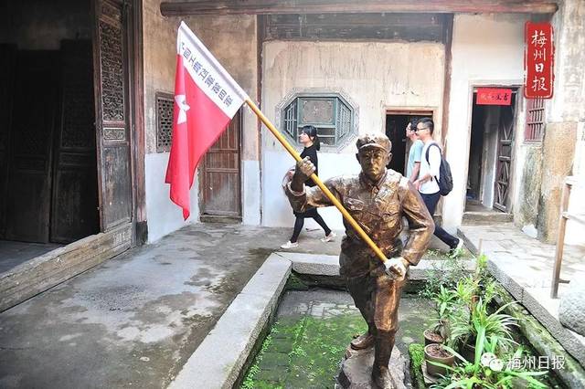 在仁居村红四军第一纵队支队驻地旧址,扛旗冲锋的红军战士塑像栩栩如