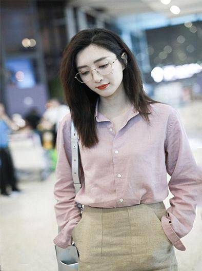 江疏影现身机场好少女,粉嫩衬衫超减龄,背银色