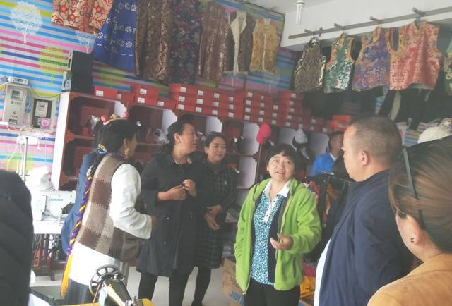 自治区妇联党组书记周世英莅临类乌齐县开展调研工作