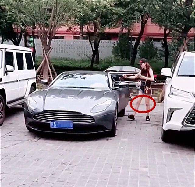 北京偶遇227万阿斯顿马丁,看到女车主时,没想到她膝盖