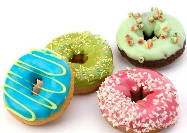 甜甜圈的英文单词有两个,donut或者doughnut,但发音都是一样的,因为