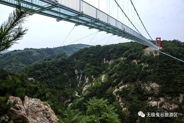 临港无极鬼谷景区上空惊现奇异天象,济南天空出现巨长