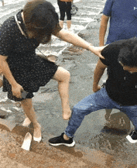 这不显山不露水的秀恩爱,求后面小哥的心理阴影面积?