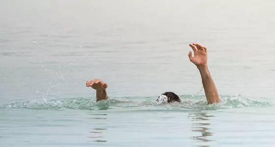 stay away from drowning 1 防溺水