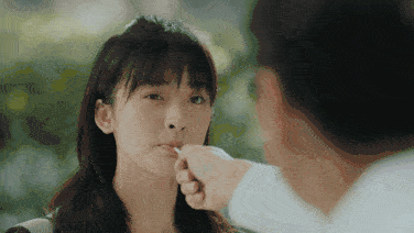 而且,除了上边这些,不少网友就表示,沈月在表情管理上似乎也有问题.