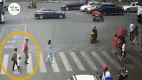 图源:吴江公安微警务 提示:过马路时一定要牵着孩子的手;对于低龄