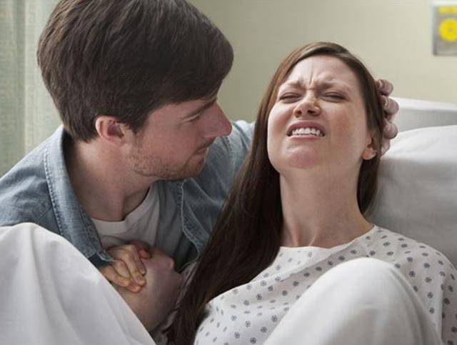 在很多影视剧中,我们经常能看到产妇在分娩时,已经疼得满头大汗,可