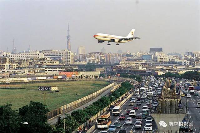 2004年广州老白云机场搬迁前夕市民拍照留念 冯文生/摄