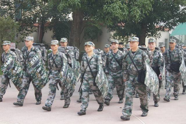 7月22日,化州市人民武装部组织民兵在市德育学校进行为期一周的民兵