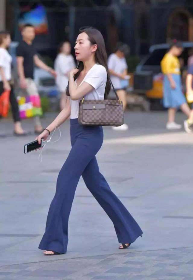 街拍美女:穿蓝色阔腿裤的小姐姐秀出优雅身姿,太完美了