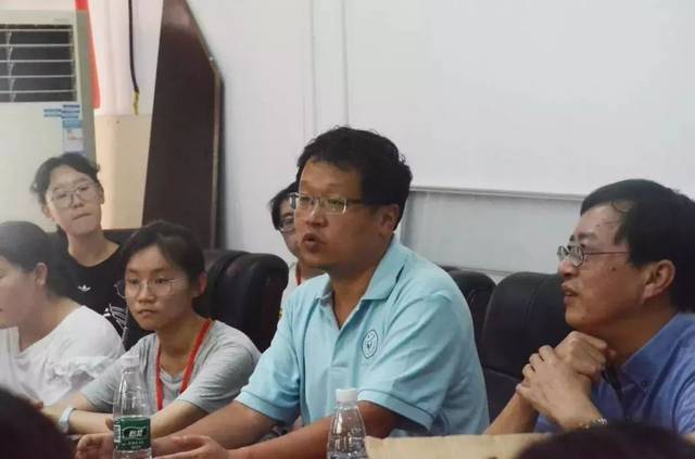 中山大学历史学系副教授肖瑜(右二),向群(右一)解答同学们的问题