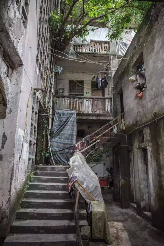 藏在观音桥富人区里的"贫民窟",是另一个重庆
