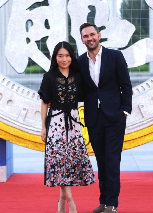 张艺谋女儿现身近照曝光,和外国老公甜蜜互动