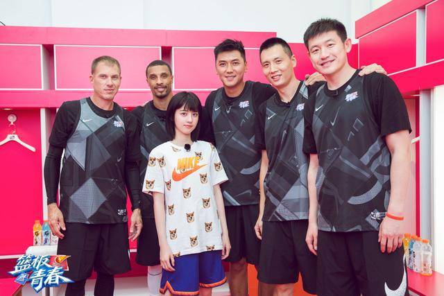 nba球星闪现《篮板青春》维他命女孩李凯馨升级智能翻译官