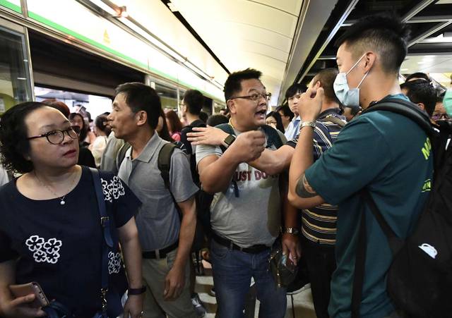 激进示威者早高峰再堵香港地铁,疯狂按紧急键123次