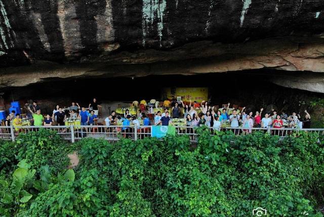 我们选择了独具风味的就餐地点——燕子岩山庄,就在泳池旁边,围台摆在