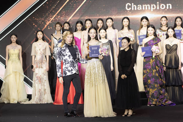 22号选手,18岁女孩代英明夺得第十四届中国超级模特大赛总决赛冠军