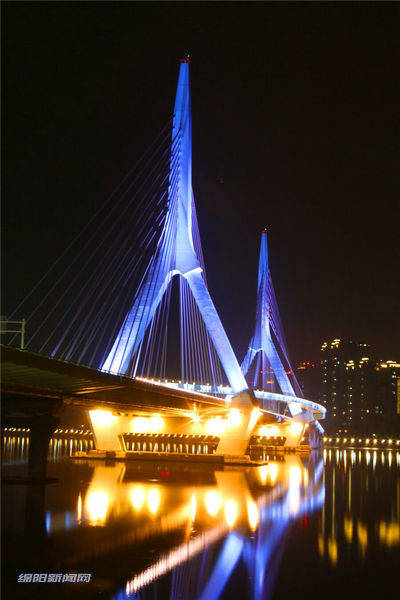 独特的造型,绚丽的灯光,让绵阳三江大桥成了"网红桥",吸引了不少市民