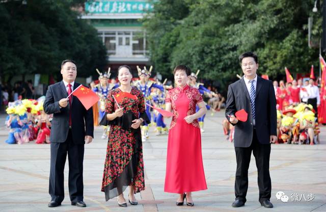 区领导周诚,雷天,冯小娟,莫秀群 带领近千市民共同唱响八步 为七十