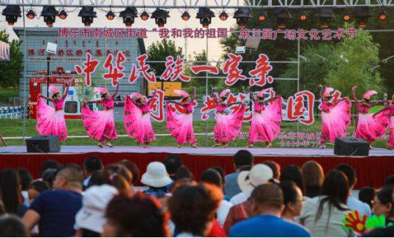 艾沙江等人带来的民乐演奏赢得了观众们如潮的掌声,歌曲《相亲相爱》