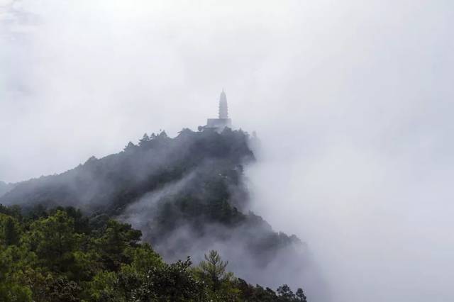 根据佛教传说,鸡足山是迦叶尊者的道场.