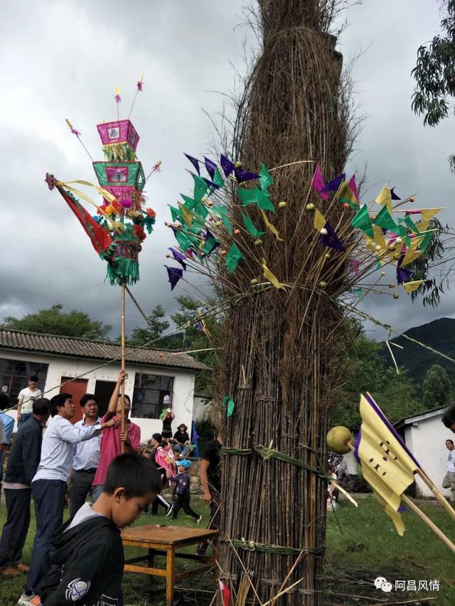 云南各地阿昌族举行火把节习俗活动