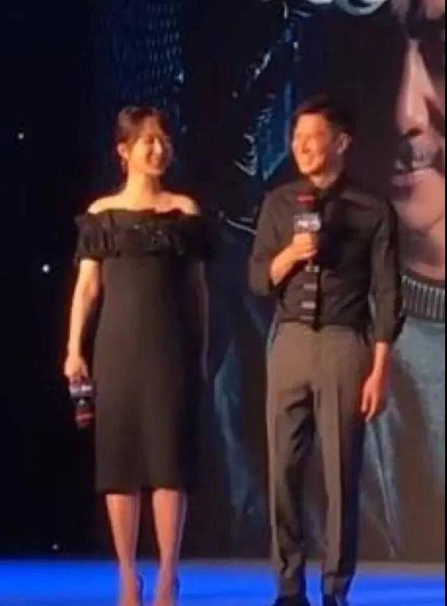 杨紫生图曝光小肚腩明显粗腿水桶腰超抢镜修身长裙也救不了她