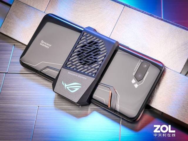 rog游戏手机2拥有一块十分出色的屏幕 据了解,华硕rog phone 2拥有极